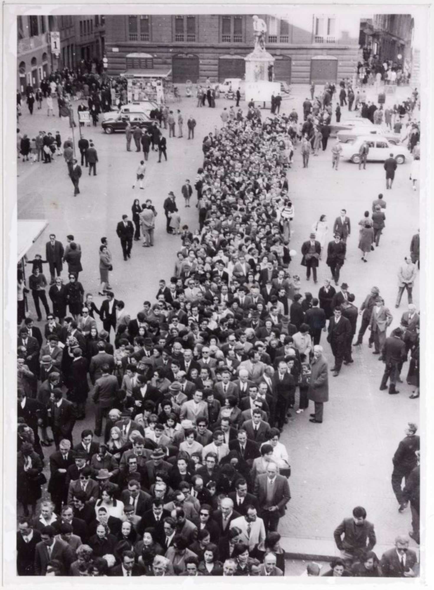 Gattatico-Reggio Emilia, 27-30 marzo 1970, Funerali di Alcide Cervi, lunga coda di persone in Piazza Prampolini in attesa di entrare nella camera ardente ad omaggiare la salma di Papà Cervi